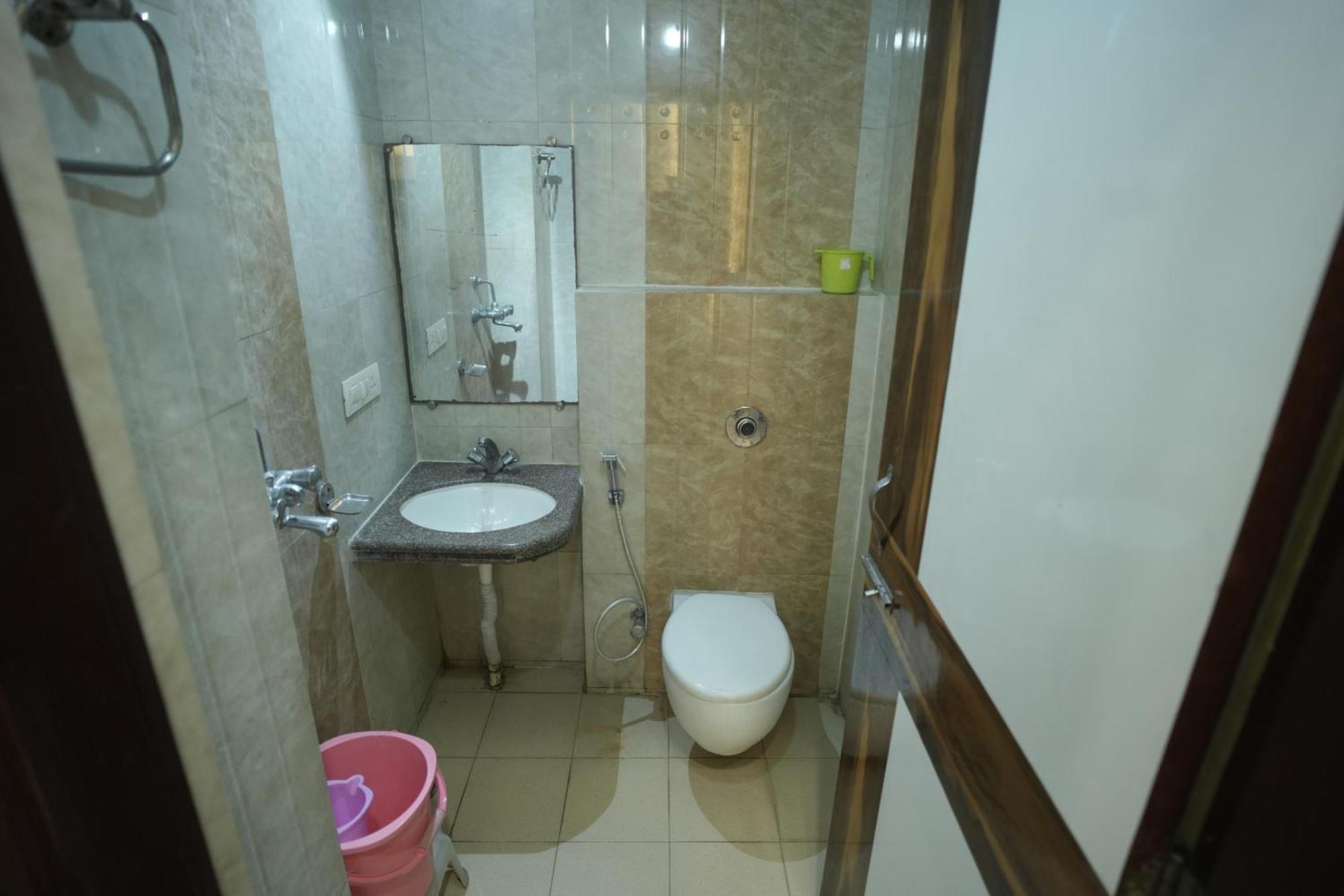 Hotel Rajkamal Near Varanasi Railway Station Exterior photo